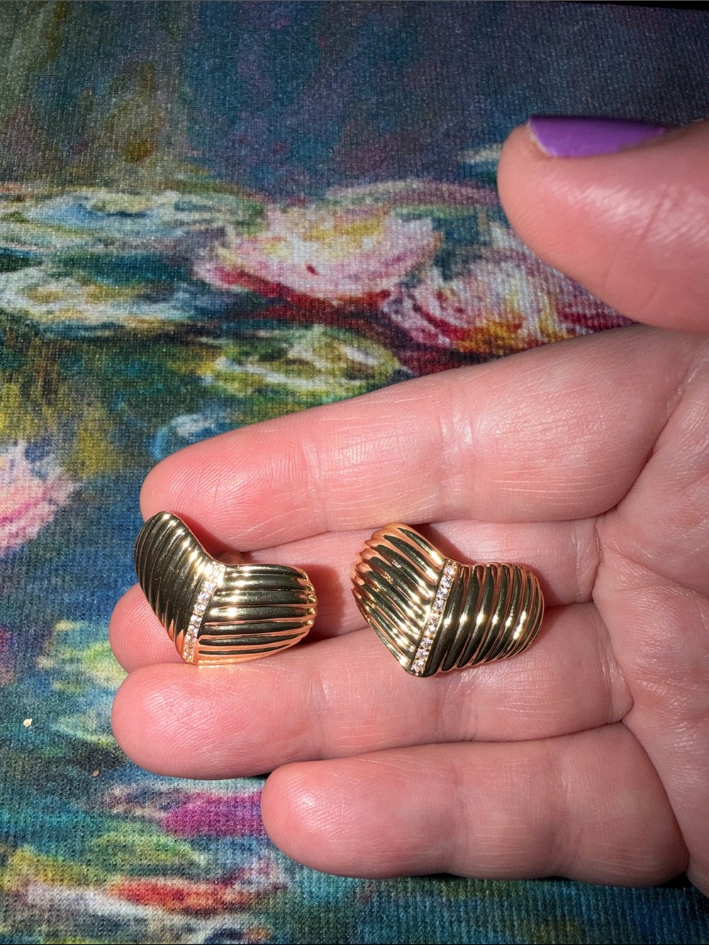 Gold vintage-like Ribbed Heart shape Earrings - art deco cubic zirconia crystals